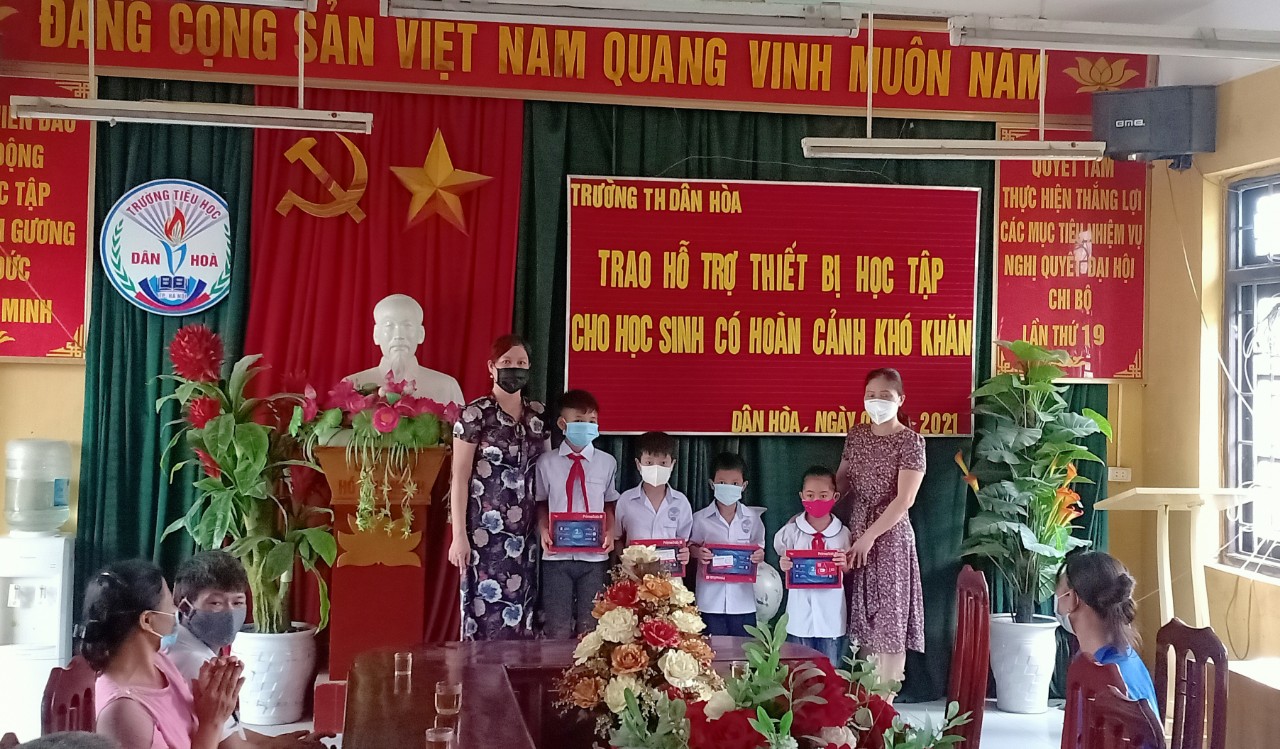 Hình ảnh trao thiết bị học tập cho học sinh có hoàn cảnh khó khăn