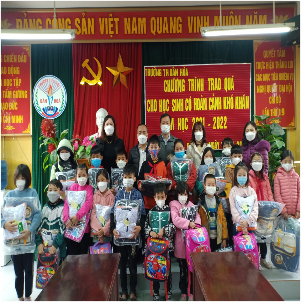 Chương trình trao quà cho học sinh có hoàn cảnh khó khăn năm học 2021 - 2022