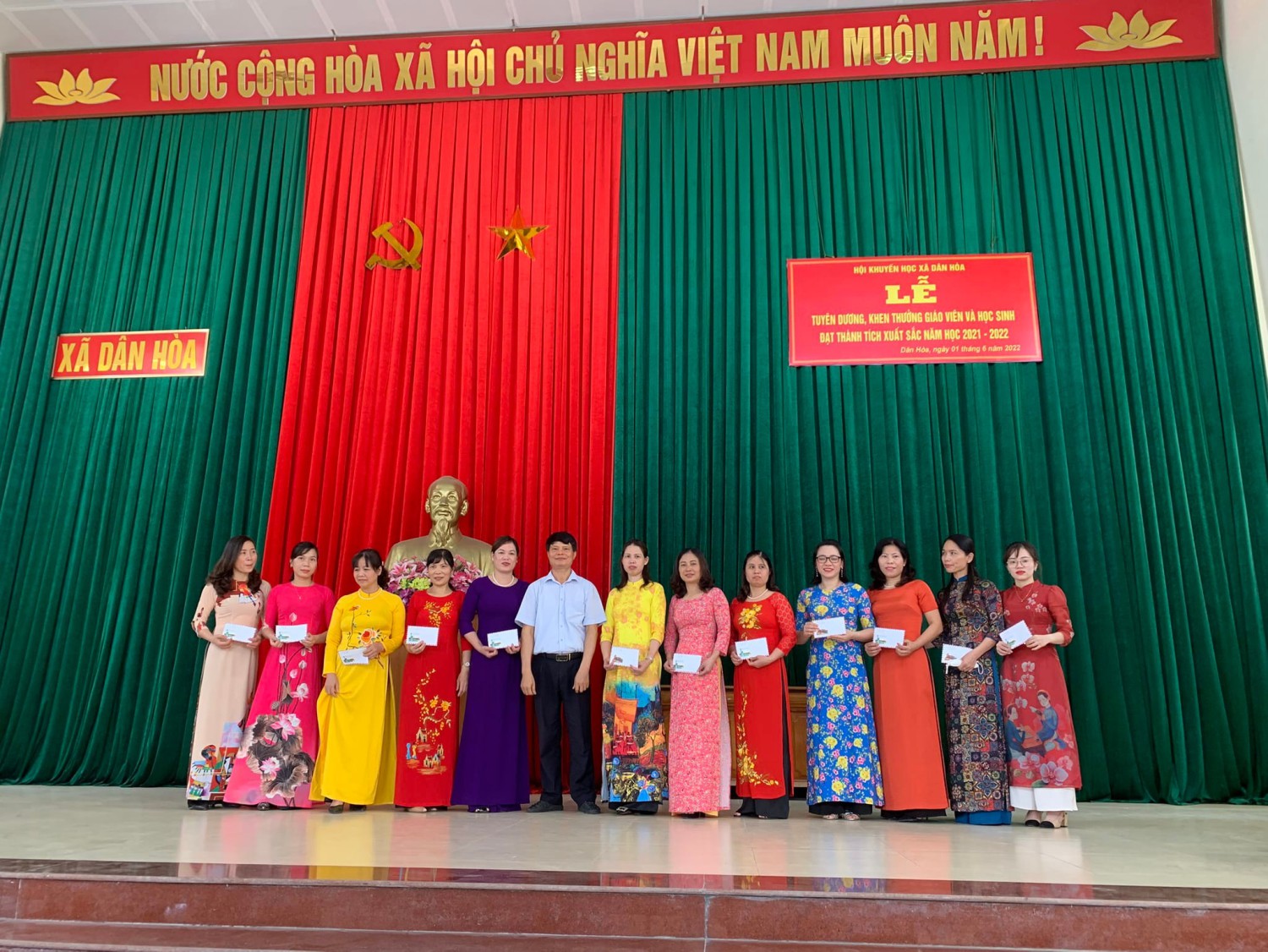 Lễ "Tuyên dương, khen thưởng GV và HS đạt thành tích xuất sắc trong năm học 2021 - 2022"