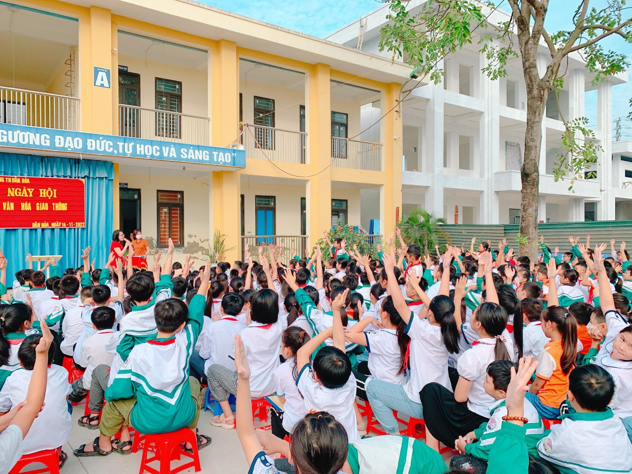 NGÀY HỘI "AN TOÀN GIAO THÔNG" VÀ  TUYÊN TRUYỀN AN TOÀN GIAO THÔNG CHO HỌC SINH