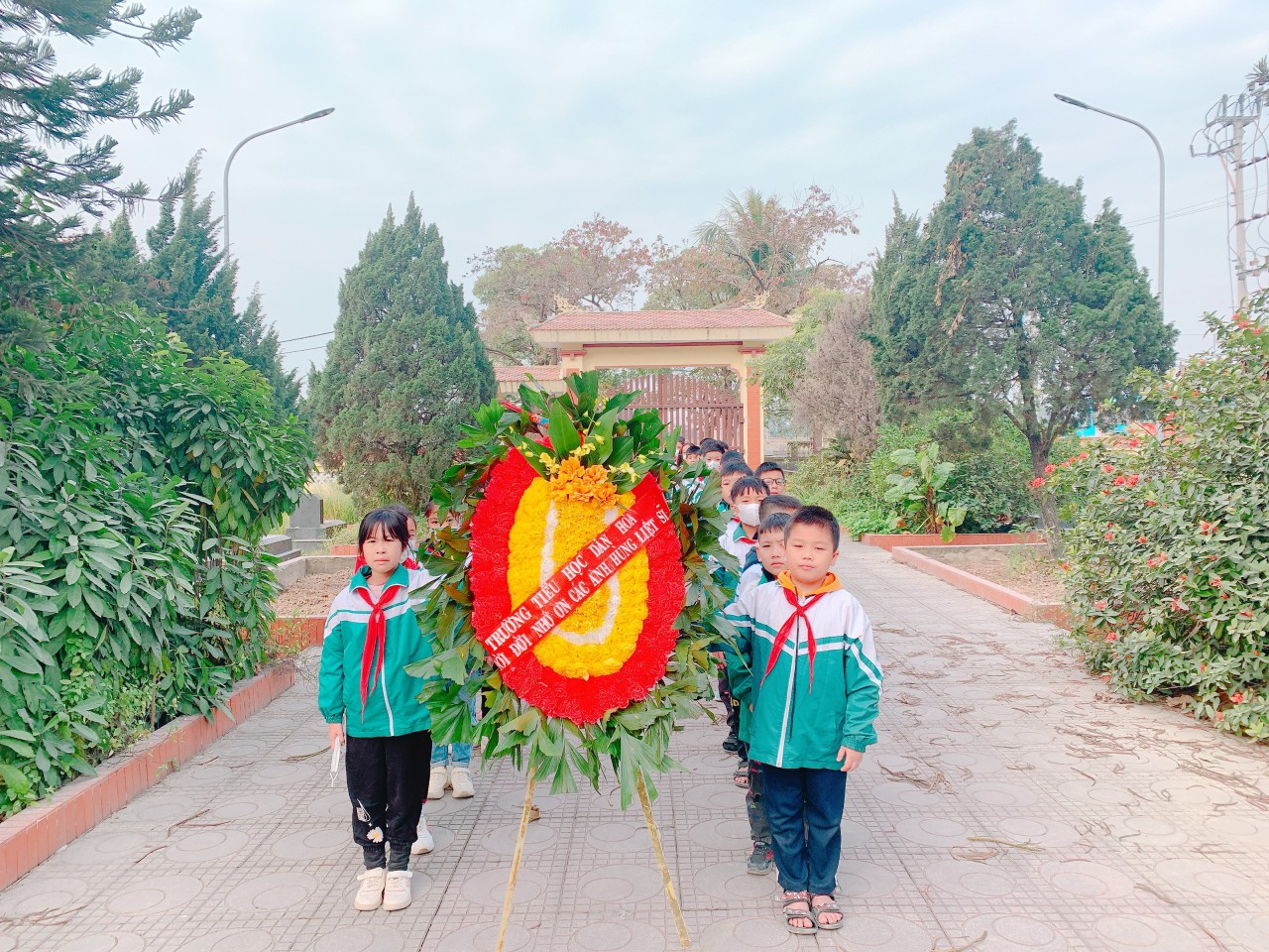 HÌNH ẢNH THĂM VIẾNG VÀ CHĂM SÓC NGHĨA TRANG LIỆT SỸ DÃ DÂN HÒA  - NHÂN KỶ NIỆM 78 NĂM NGÀY THÀNH LẬP QĐNDVN