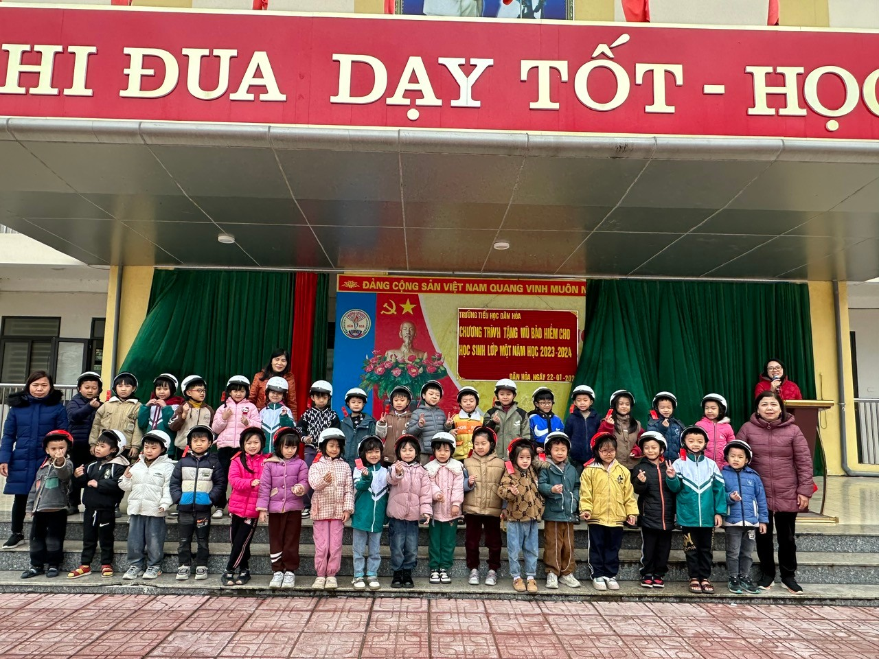 CHƯƠNG TRÌNH "TẶNG MŨ BẢO HIỂM CHO HỌC SINH LỚP 1 NĂM HỌC 2023 - 2024"