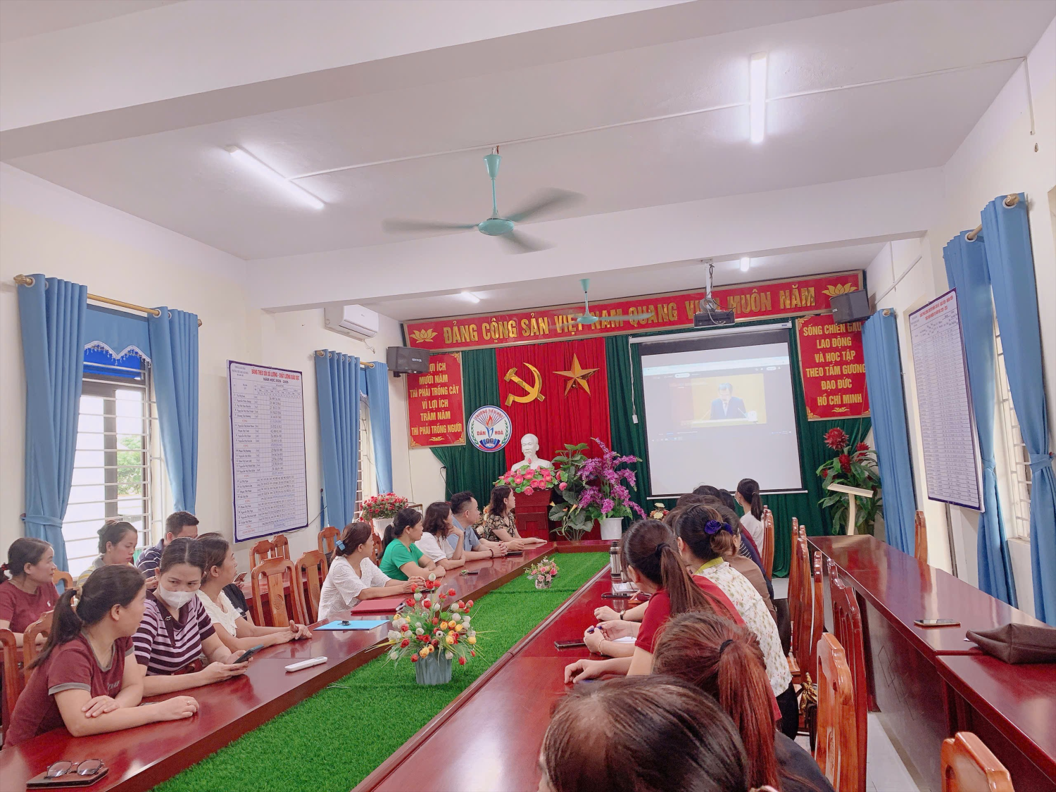 TRƯỜNG TIỂU HỌC DÂN HÒA NGHIÊM TÚC THAM GIA TIẾP SÓNG HỘI NGHỊ TOÀN QUỐC QUÁN TRIỆT NGHỊ QUYẾT HỘI NGHỊ LẦN THỨ BA BAN CHẤP HÀNH TRUNG ƯƠNG ĐẢNG KHÓA XIV